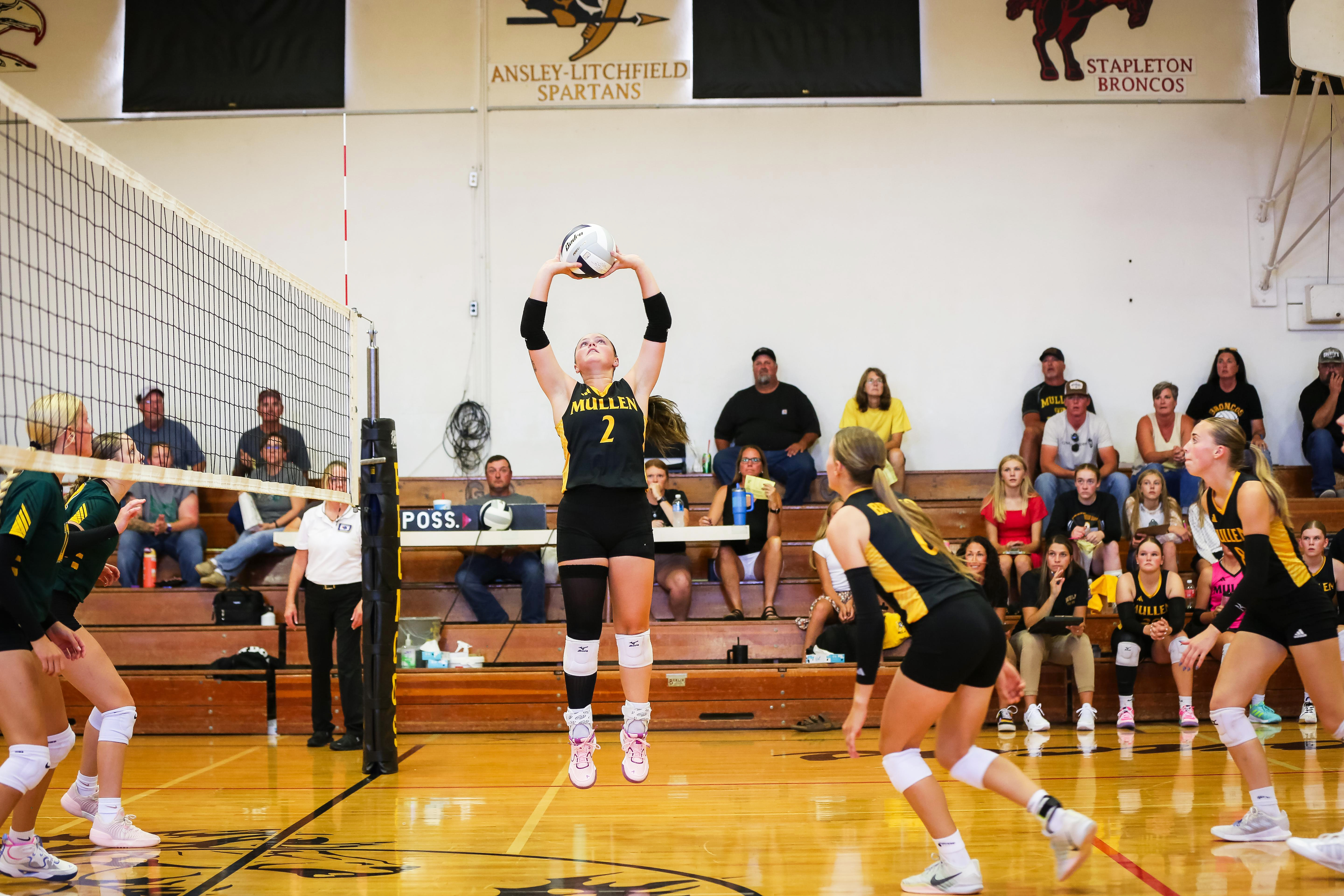 Senior setter Kalli Licking in action last week at the Mullen volleyball triangular. Due to construction at the Hilltop Gym, the games were held at the Lariat. Megan Andersen