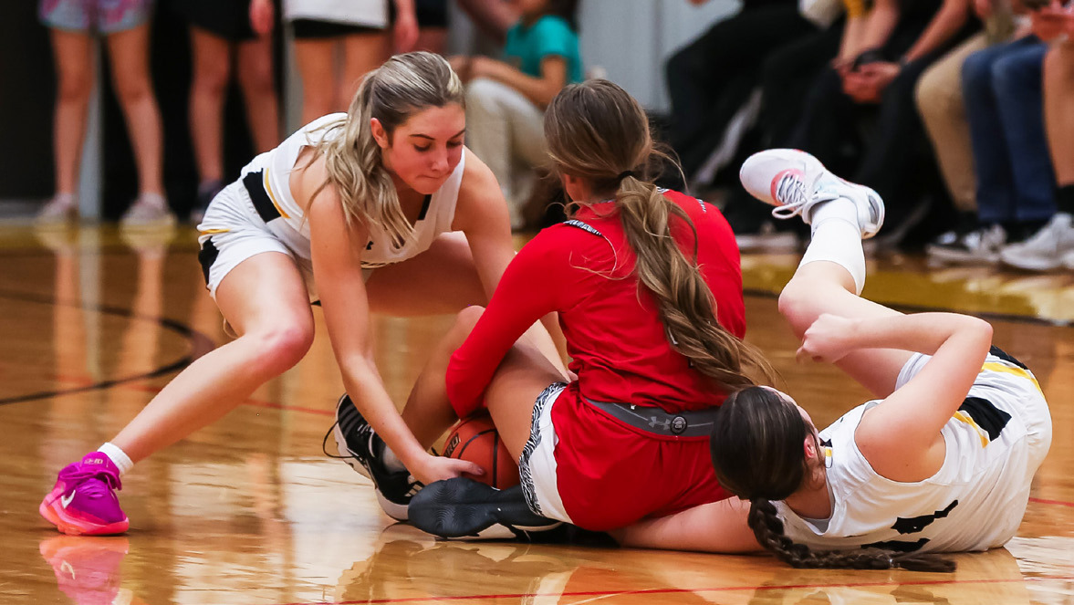 Peyton Paxton (left) and Kalli Licking go after a loose ball last week against Sutherland. Megan Andersen