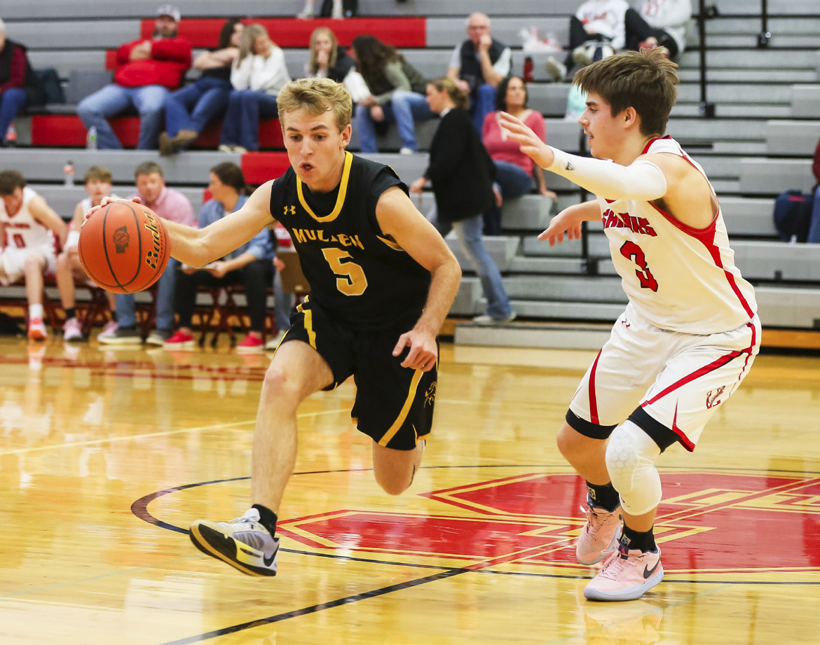 Kyle Finney drives around a Sutherland defender last Thursday. Megan Andersen