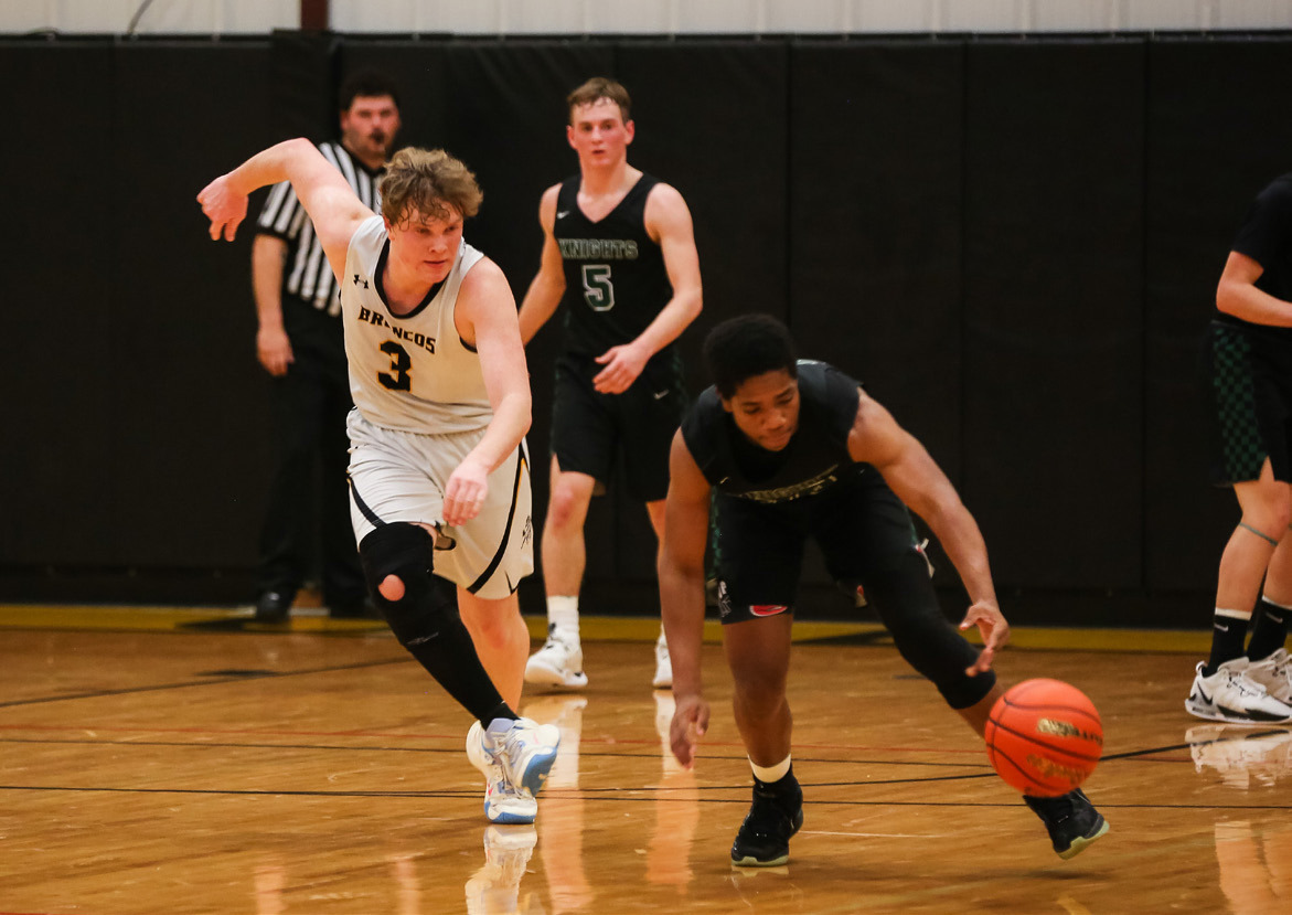 Ethan Hardin goes after a loose ball against Sandhills/Thedford. It should be noted that the photo credit for the boys basketball photo in last week’s issue was incorrect. The photo of Kyle Finney was taken by MHS senior Lauren Schoonveld. Megan Andersen