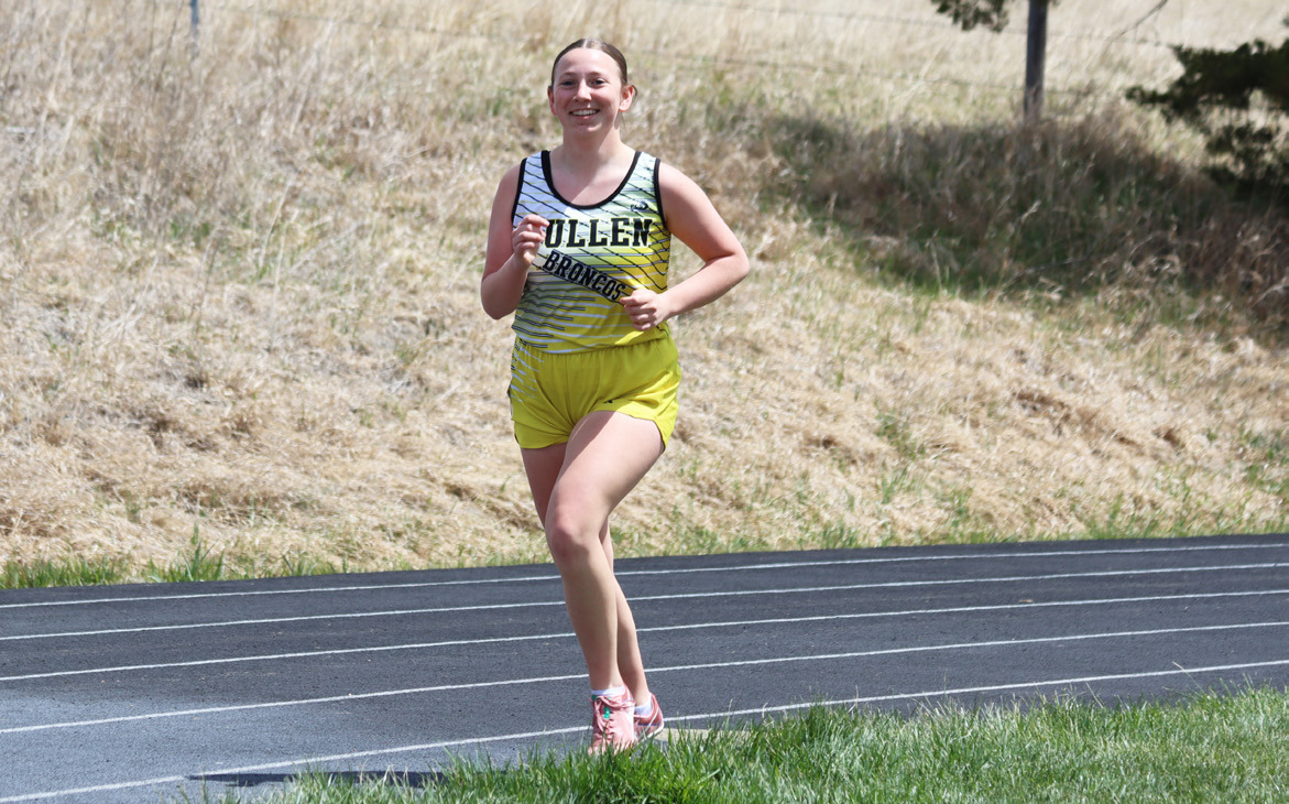 When a Mullen Bronco mom yelled, “Smile! Here’s the camera!” during the 3200 last Friday at MNAC, Hope Miller did just that! Gerri Peterson