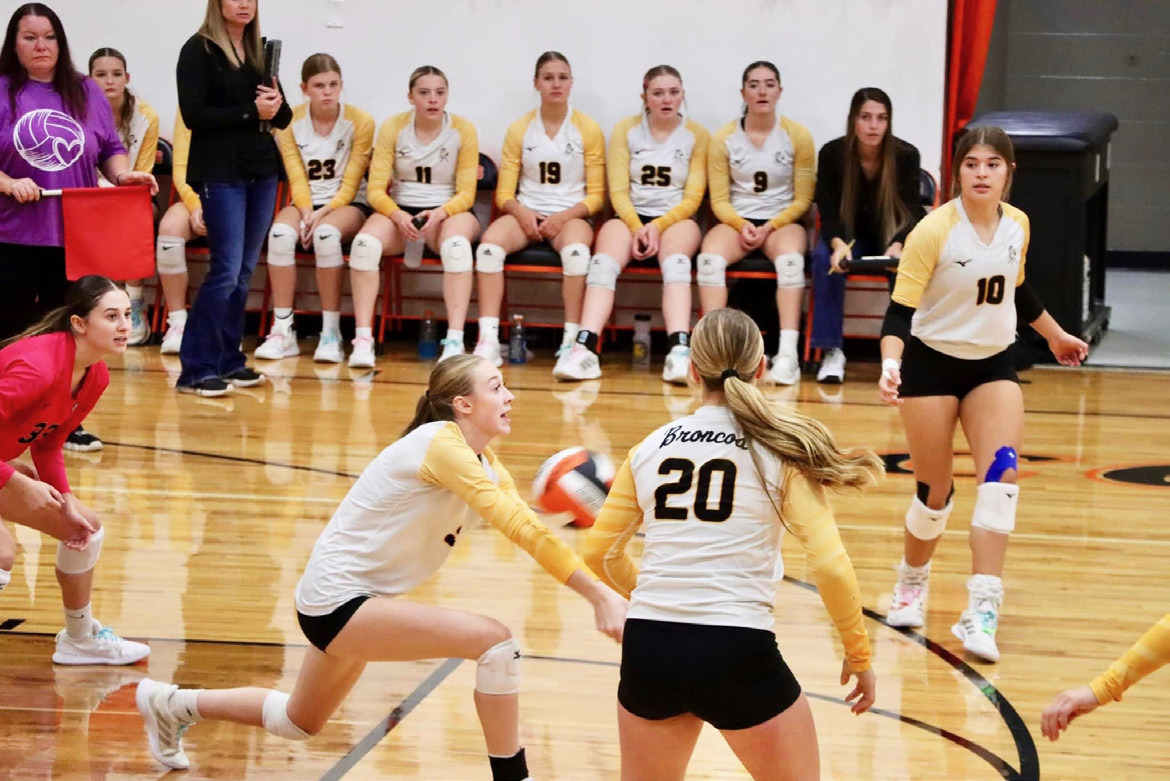 Sydnee Cheever passes the ball while teammates Allie Boyer, Emerson Thorberg and Ella Rice look on at Cody. Sue Licking