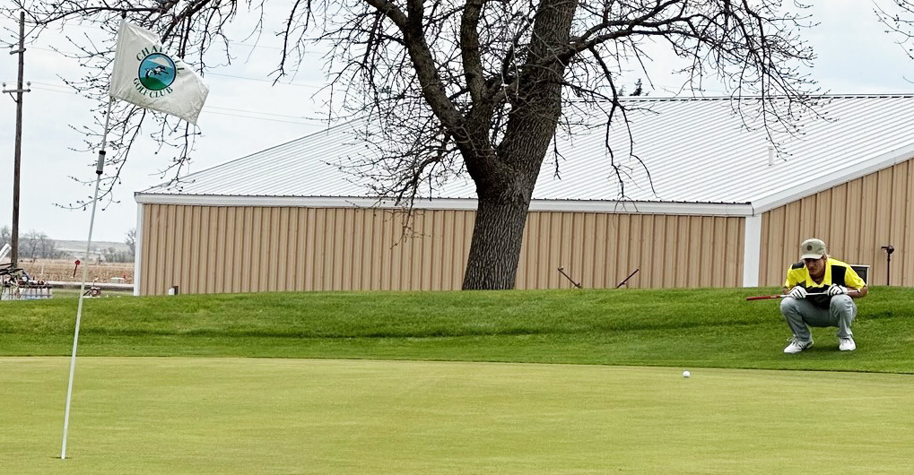 Justin French prepares to putt last Tuesday at Chappell. Clint Svoboda