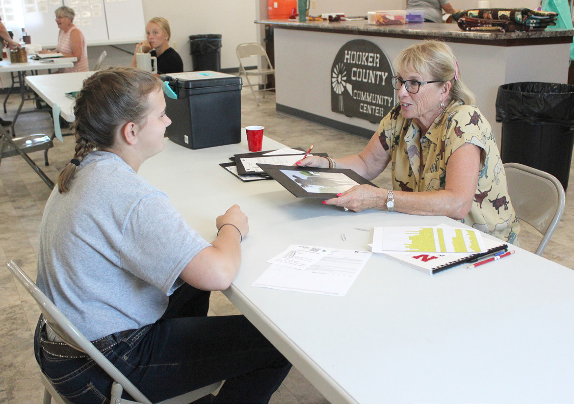 Jessa O’Brien interview judges with 4-H photography judge Loretta Hamilton. Gerri Peterson