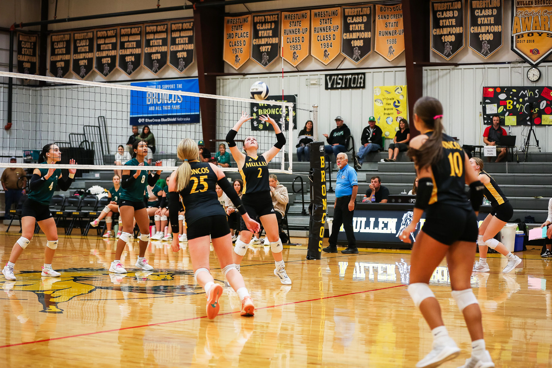 Kalli Licking sets the ball against St. Pat’s last Tuesday evening. Megan Andersen