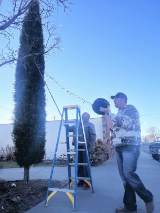 Commercial Club adds Christmas cheer
