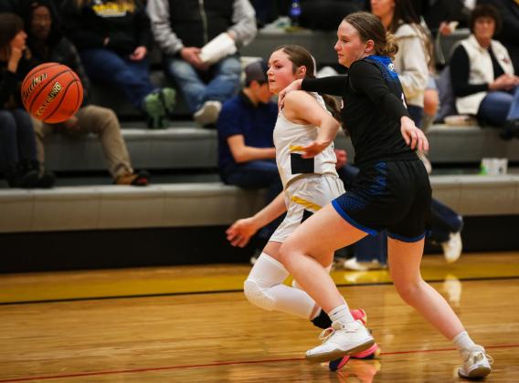 Kalli Licking and an Arthur player race for a lose ball last week. Megan Andersen