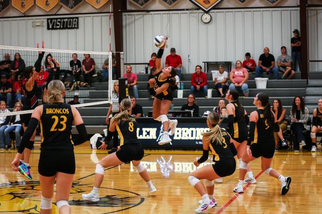 Ella Rice goes for a kill in the last set of the Broncos’ sweep against the Mavericks last Friday. Also pictured l-r: Chloe Newman, Harper Andersen, Kaisley Phipps, Kalli Licking and Jenna Donohoe.