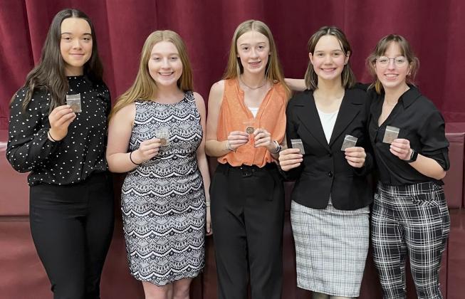 Oltmer, Simonson qualify for State Speech, team places 4th