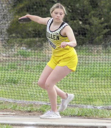Izzy Hoyt competing in the discus at Arnold last Friday.