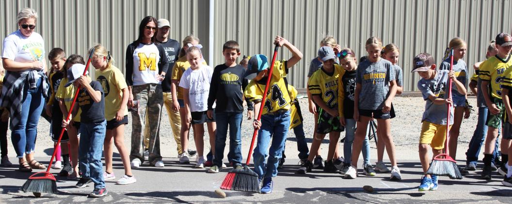 2nd, 3rd and 4th graders competing in the potato sweep relay. Go to the Hooker County Tribune’s Facebook page to see more Homecoming photos.
