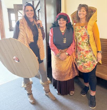 Hooker County Courthouse - Crystal Wiens, Patty Wolfenden, Jessica Hampton. Gerri Peterson