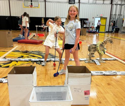 Cousins Elsie Graff and Elle Gracey playing the Tribune’s hole.
