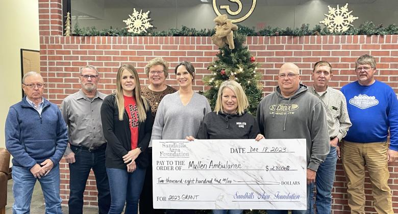 Mullen EMS was awarded $2,800 by the Sandhills Area Community Foundation to support the purchase of a new ambulance and equipment. Barb Svoboda was in Valentine to accept the grant. Pictured l-r: Monty Neiffer, Steve Brown, Talia Benson, Kim Marlatt, Katie O’Kief, Barb Svoboda, Rob Lee, Chris Douglas, Gregg Perrett. courtesy photo