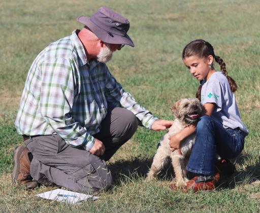 Judge Kris Ganoung checks over Finley Mundorf’s dog. Gerri Peterson