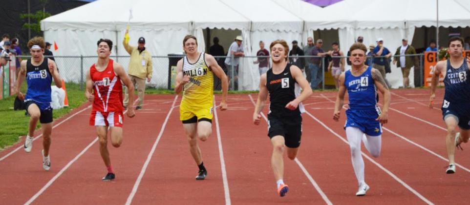 Jaden Emerson in the Class D State Track 200 meter dash finals.