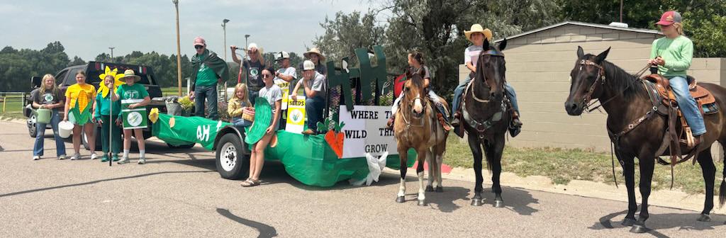 The Country Clovers 4-H Club lined up for the parade judges. The Country Clovers placed 1st in Youth Organizations and were also the Overall Winner of the parade. Gerri Peterson