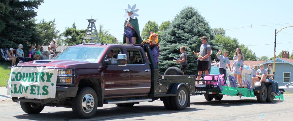 Country Clovers 4-H Club - 1st place in Youth Organizations and 1st Overall.