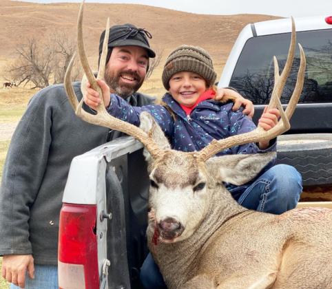Kaisley Phipps with her first deer and dad Brett Phipps.