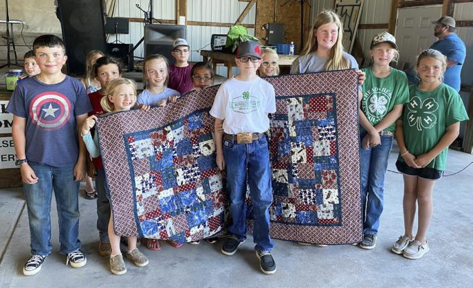 Oakes pictured in front of his quilt with Thomas County 4-Hers l-r: Haxton Hoffman, Hayden Hoffman, Rydell Scott, Piper Hanson, Shania Rinestine, Ariatta Scott, Chandler Pettit, Emerson Pettit, Kennedy Hoffman. Tami Miller