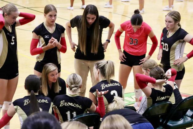 Head Coach Nichole Ourada talks to her team last Tuesday at North Platte St. Pat’s. Sue Licking