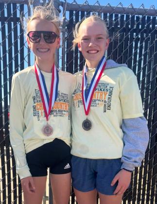 try medalists Ayden Lee (left) and Ava Walz. Junior High State Cross Coun- Janie Kuncl