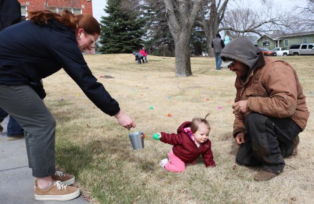 Over 30 attend Mullen Commercial Club Easter Egg Hunt