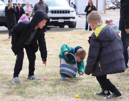 Over 30 attend Mullen Commercial Club Easter Egg Hunt