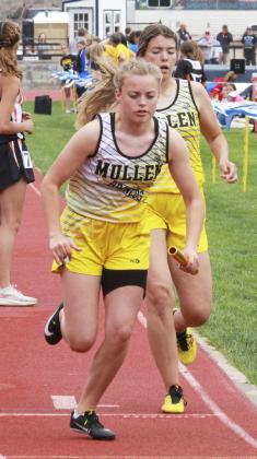 Lauren Schoonveld begins her leg of the 4x800 relay.