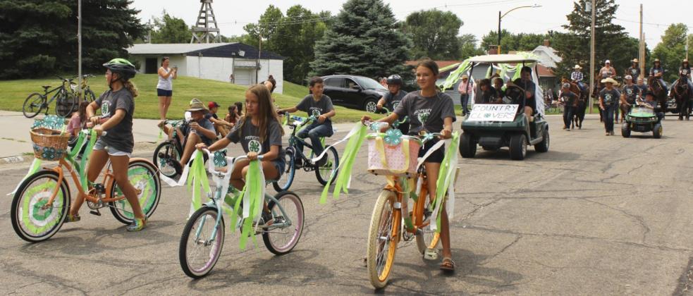Country Clovers win Fair Parade