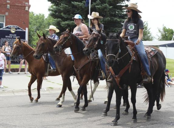 Country Clovers win Fair Parade