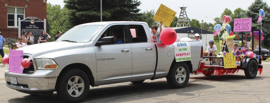 Country Clovers win Fair Parade