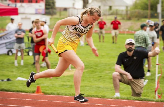 Lauren Schoonveld starts the 4x400 relay. Megan Andersen