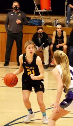 Josey French dribbles against Garden County. Sue Licking