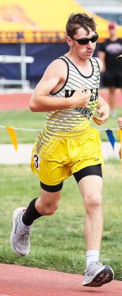Hunter Brown running the 3200 in Paxton.