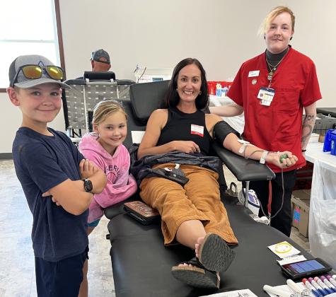 Red Cross staff member Zeke and Tawnee Jewell taught Tawn’s children Tripp and Brogan about blood donation as Tawn donated her 2nd gallon. Nicole Hoffmann