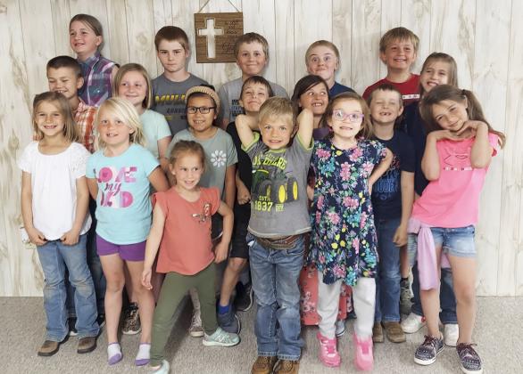 Pictured back, l-r: Adelyn O’Brien, Justin Kraus, Trenton Billingsley, Jedd Kraus, Caleb Deibler. Middle: Ransom O’Brien, Tatum Deibler, Natalee Walker, Jaxyn Evans, Zandra Hebbert, Kayden Evans, Rainne O’Brien. Front: Aleah O’Brien, Daryl Deibler, Harper Billingsley, Killian Kearns, Anna Hessin, Keira Kearns. Melinda Kraus