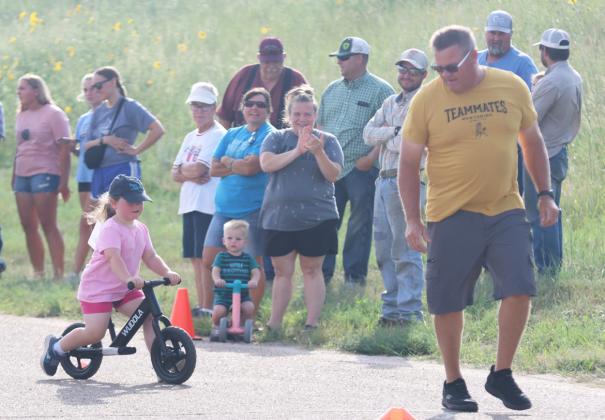 Libby Kraye follows Mike Kvanvig through the poles event. Gerri Peterson