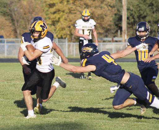 Eli Paxton carries the ball at Elm Creek last Thursday. Kaleb Moore