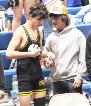 Jaylon Forsen gets advice from big brother Jeffery during the Gordon-Rushville Invite last Saturday. Kris Forsen