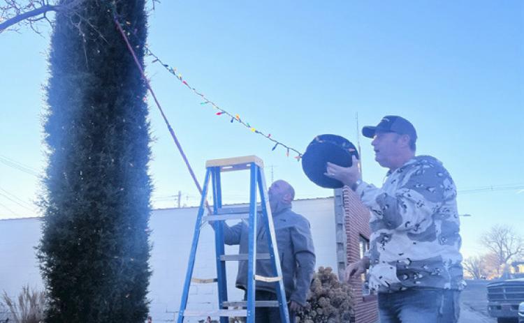 Commercial Club adds Christmas cheer