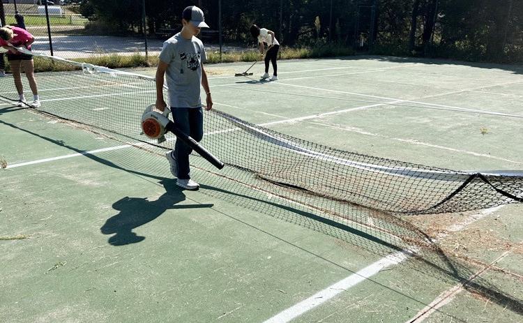Tennis court cleaned up by students