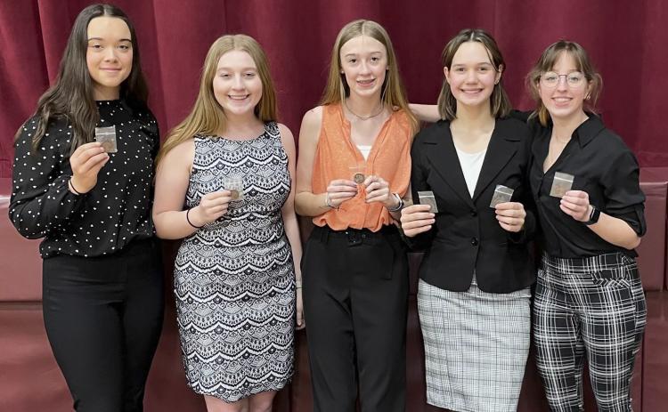 Oltmer, Simonson qualify for State Speech, team places 4th