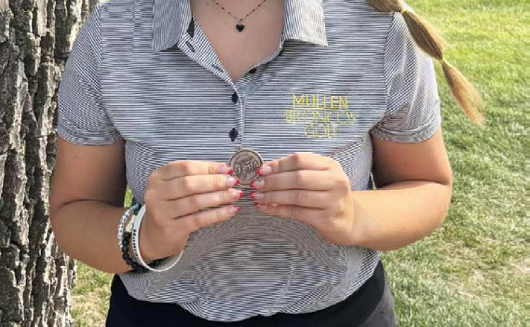 Hope Miller with her medal at last week’s golf meet. Bo Cribelli