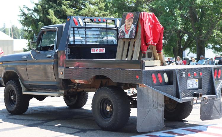 Macke’s Grocery placed 1st in Business and also won 1st place overall with their entry in memory of Dick Macke with this three vehicle entry. Gerri Peterson