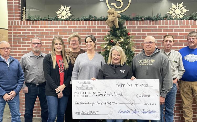 Mullen EMS was awarded $2,800 by the Sandhills Area Community Foundation to support the purchase of a new ambulance and equipment. Barb Svoboda was in Valentine to accept the grant. Pictured l-r: Monty Neiffer, Steve Brown, Talia Benson, Kim Marlatt, Katie O’Kief, Barb Svoboda, Rob Lee, Chris Douglas, Gregg Perrett. courtesy photo