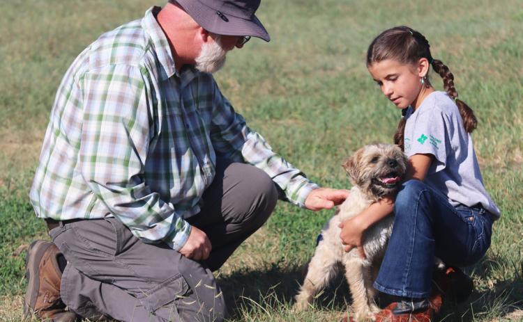 Judge Kris Ganoung checks over Finley Mundorf’s dog. Gerri Peterson