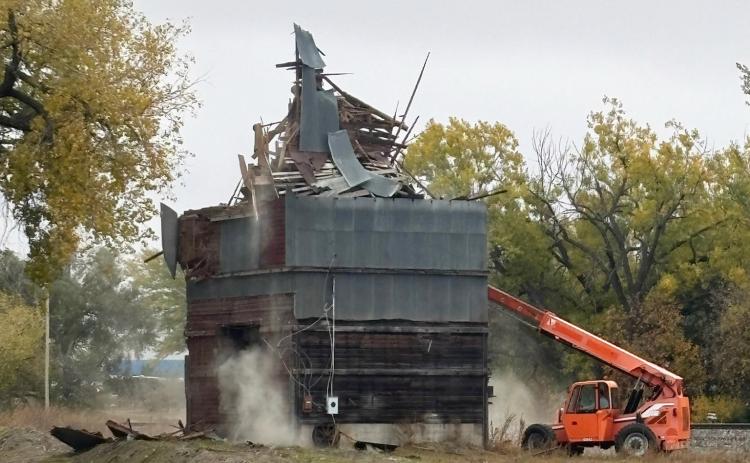 Mullen landmark of old elevator is no more