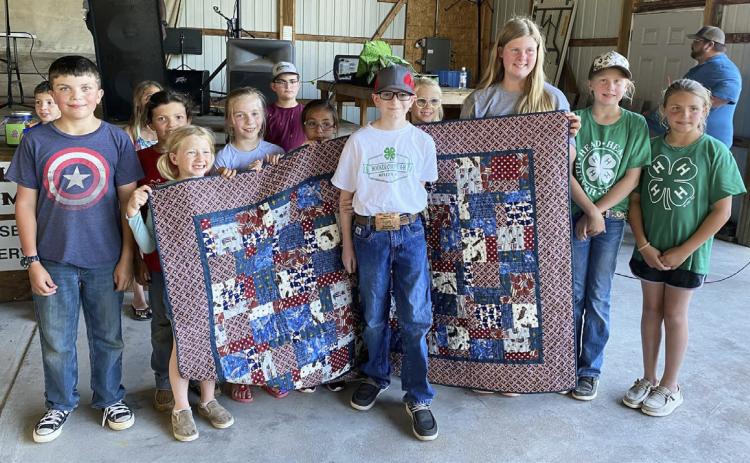Oakes pictured in front of his quilt with Thomas County 4-Hers l-r: Haxton Hoffman, Hayden Hoffman, Rydell Scott, Piper Hanson, Shania Rinestine, Ariatta Scott, Chandler Pettit, Emerson Pettit, Kennedy Hoffman. Tami Miller
