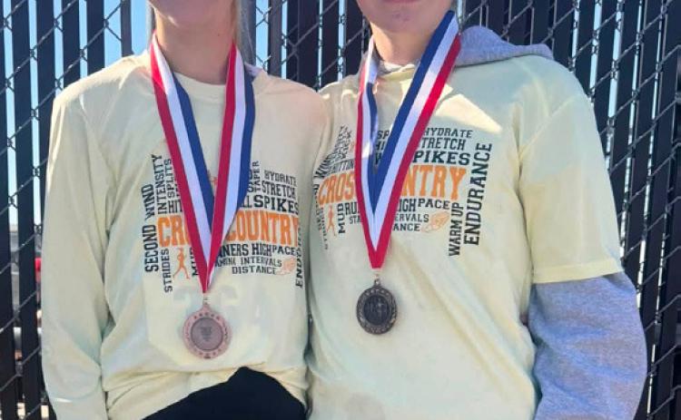 try medalists Ayden Lee (left) and Ava Walz. Junior High State Cross Coun- Janie Kuncl